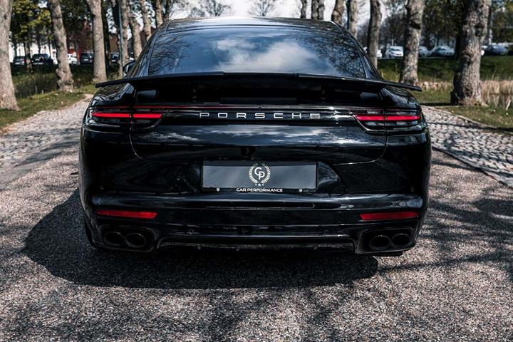 Sort Porsche Panamera Turbo S fra 2018 set udefra