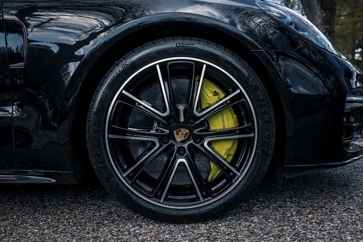 Sort Porsche Panamera Turbo S fra 2018 set udefra