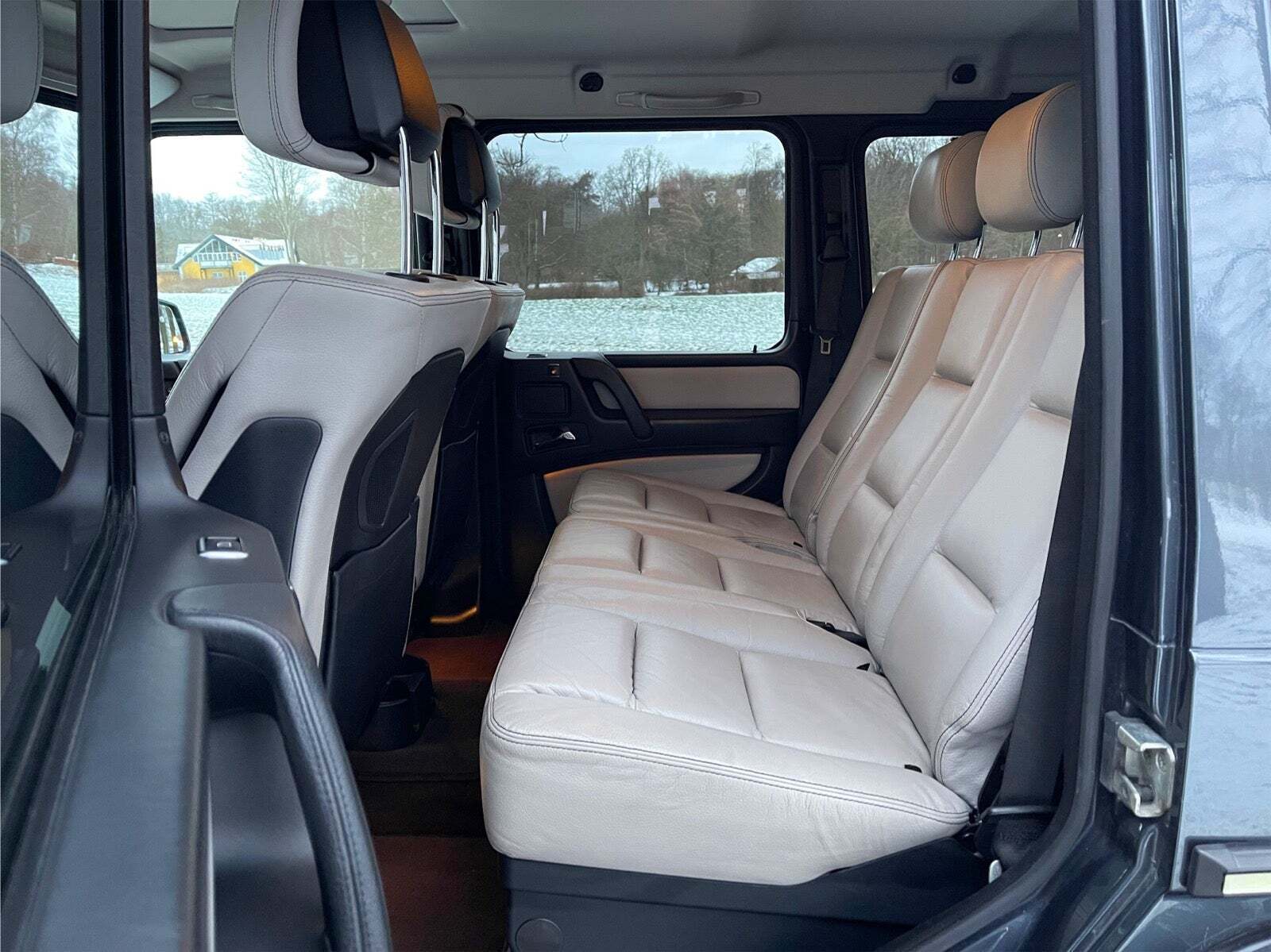 Grå Mercedes G350 d fra 2015 set indefra