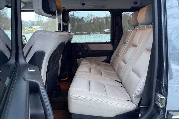 Grå Mercedes G350 d fra 2015 set indefra