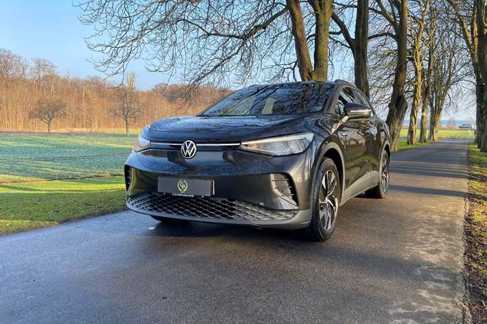 Grå VW ID.4 fra 2022 set udefra