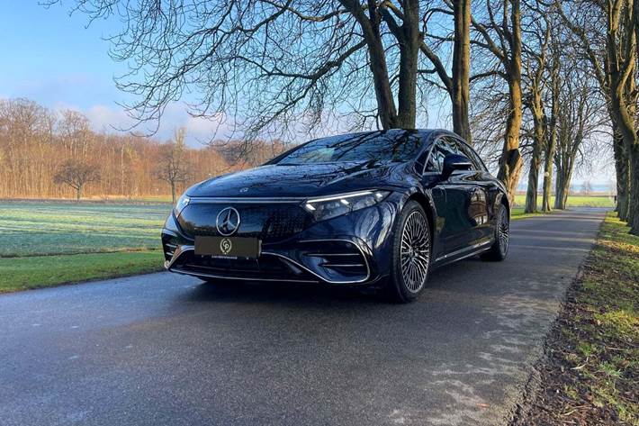 Blå Mercedes EQS580 fra 2023 set udefra