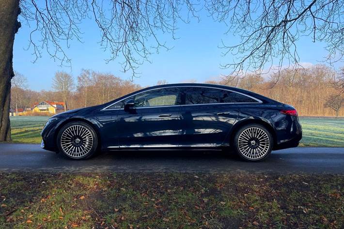 Blå Mercedes EQS580 fra 2023