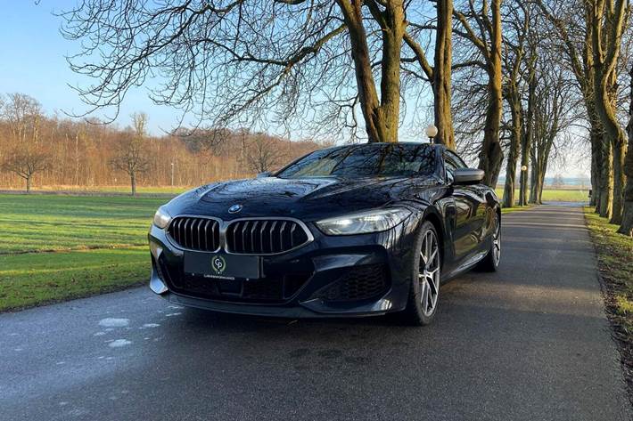 Blå BMW M850i fra 2020 set udefra