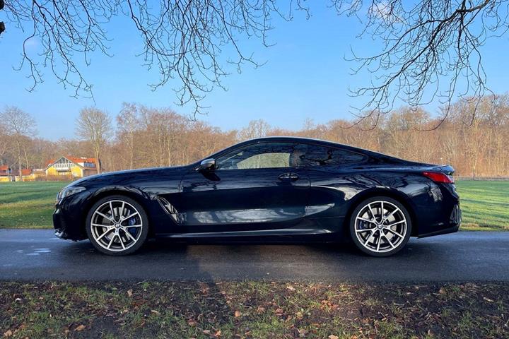 Blå BMW M850i fra 2020 set udefra