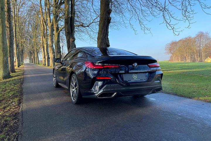 Blå BMW M850i fra 2020