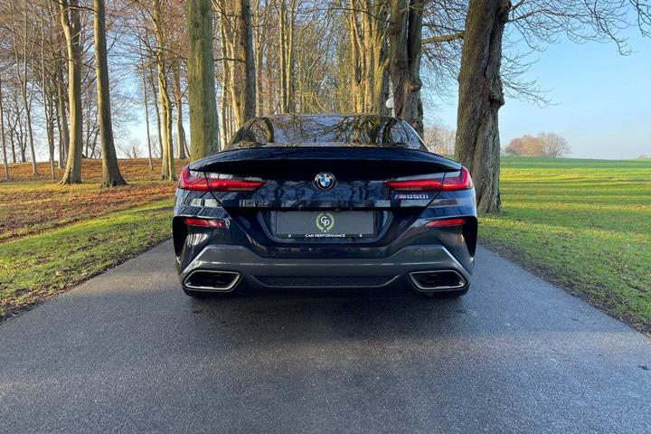 Blå BMW M850i fra 2020 set udefra