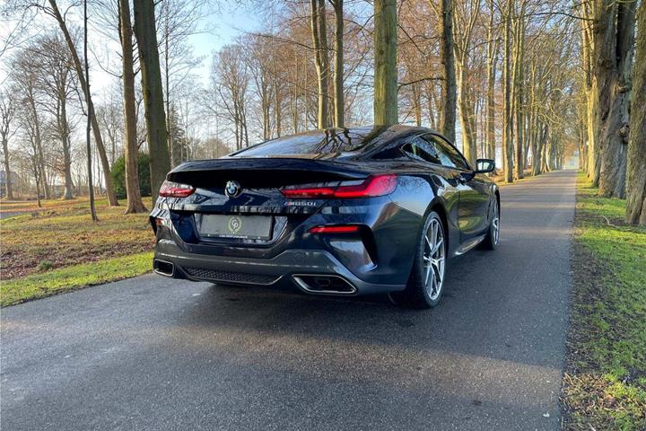 Blå BMW M850i fra 2020