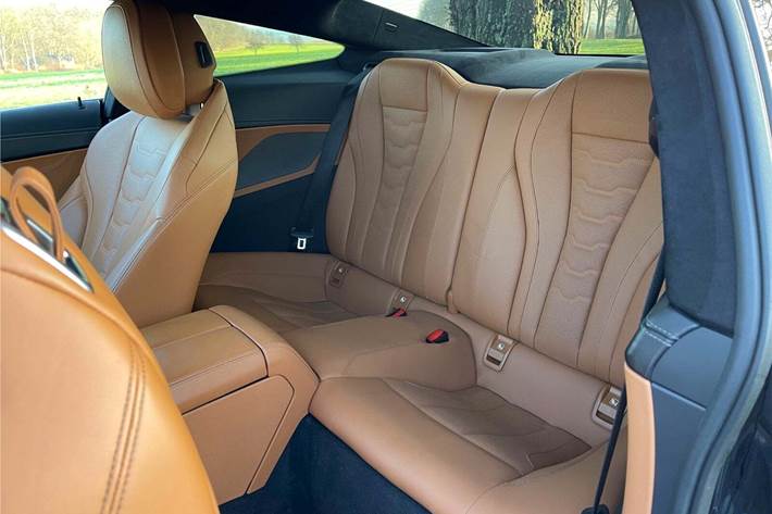 Blå BMW M850i fra 2020