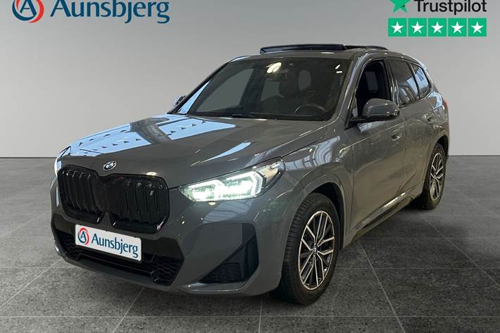 Grå BMW iX1 fra 2023 set udefra