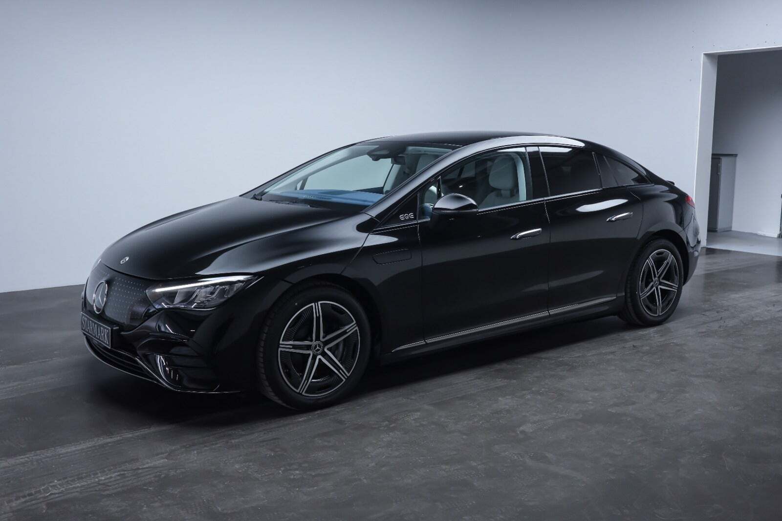 Sort Mercedes EQE350 fra 2024 set udefra