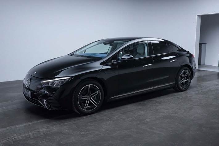 Sort Mercedes EQE350 fra 2024 set udefra