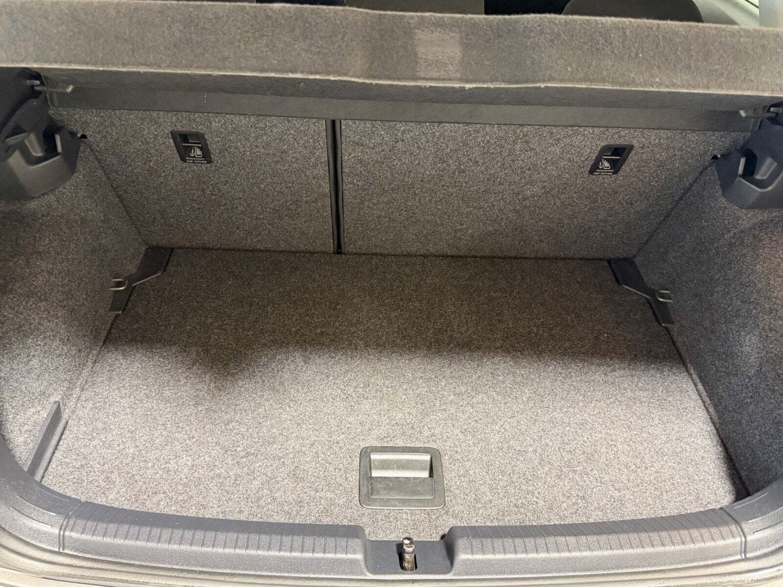 Grå VW Polo fra 2019