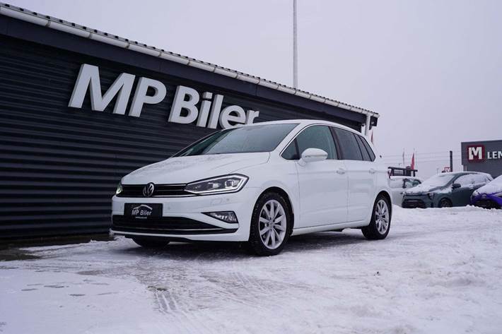 Hvid VW Golf Sportsvan fra 2019 set udefra