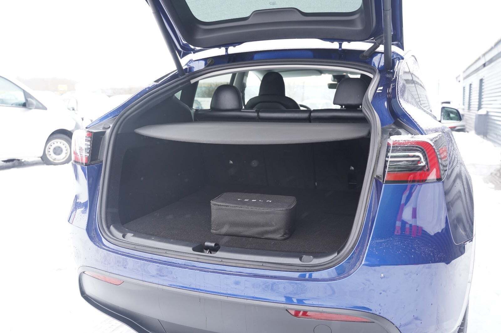 Blå Tesla Model Y fra 2024