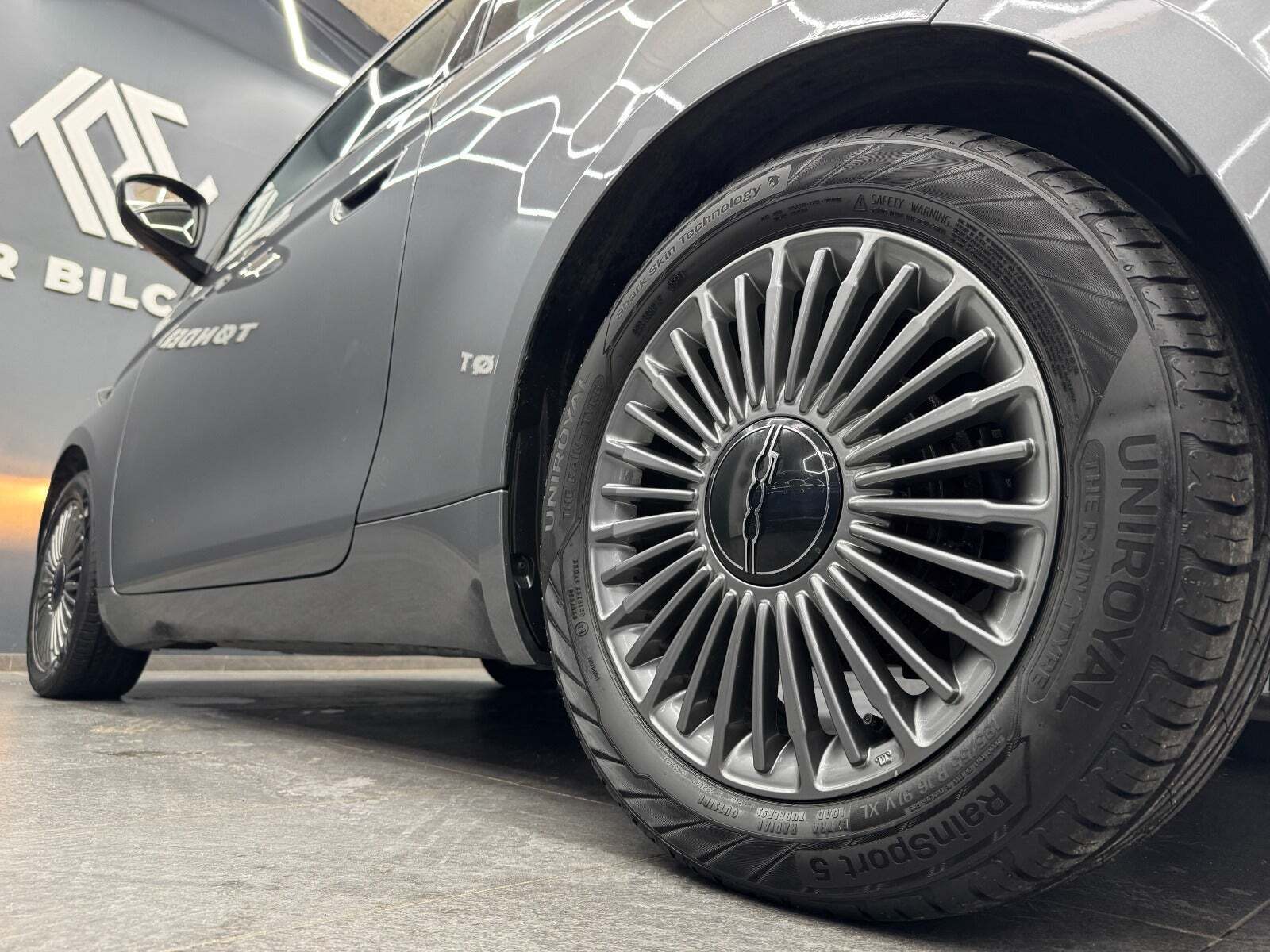 Grå Fiat 500e fra 2022