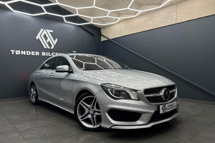 Sølv Mercedes CLA220 fra 2013 set udefra