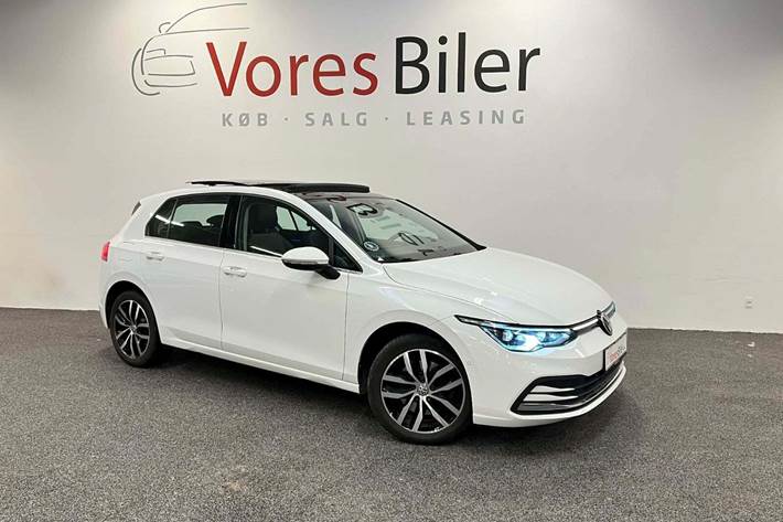 Hvid VW Golf VIII fra 2021 set udefra