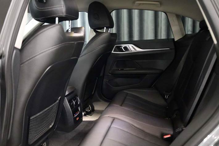 Sølv BMW i4 fra 2023