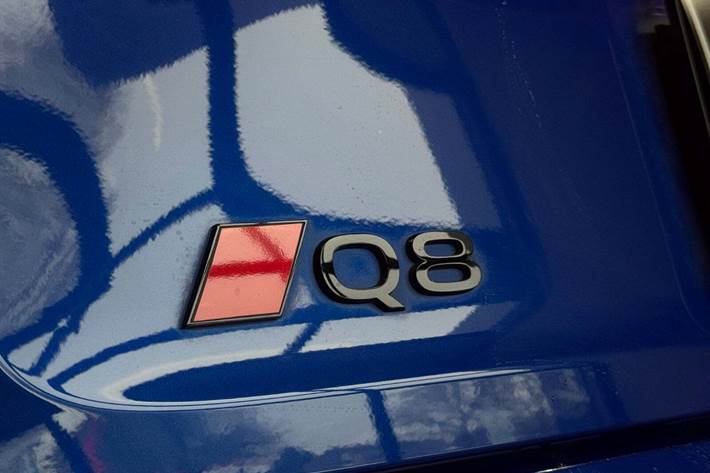 Blå Audi Q8 e-tron fra 2024