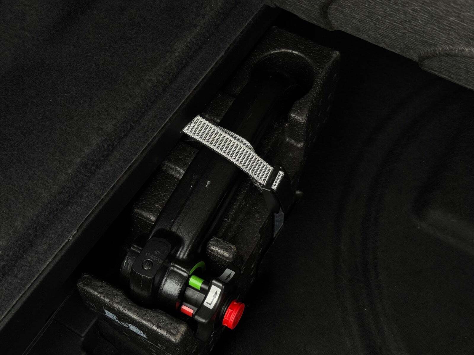 Blå Audi Q8 e-tron fra 2024