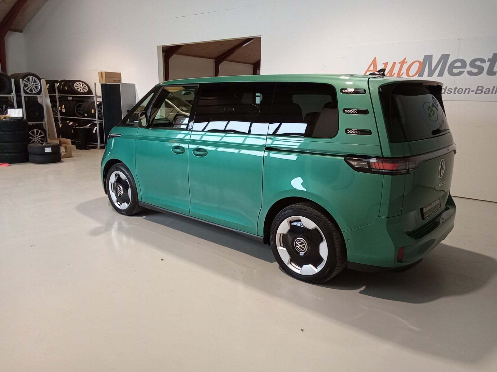 Grøn VW ID.Buzz fra 2023