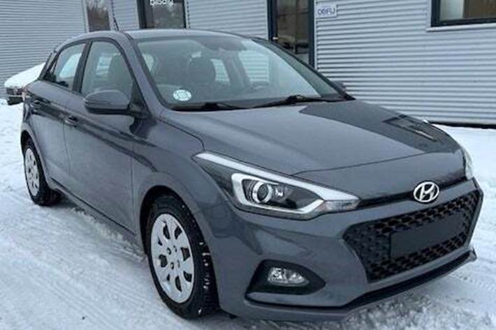 Grå Hyundai i20 fra 2020 set udefra