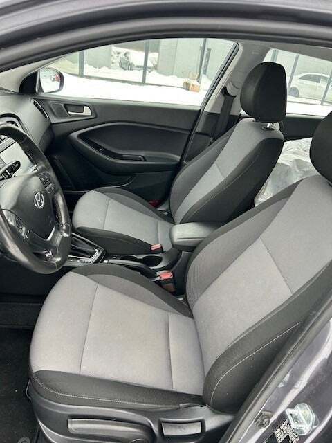 Grå Hyundai i20 fra 2020