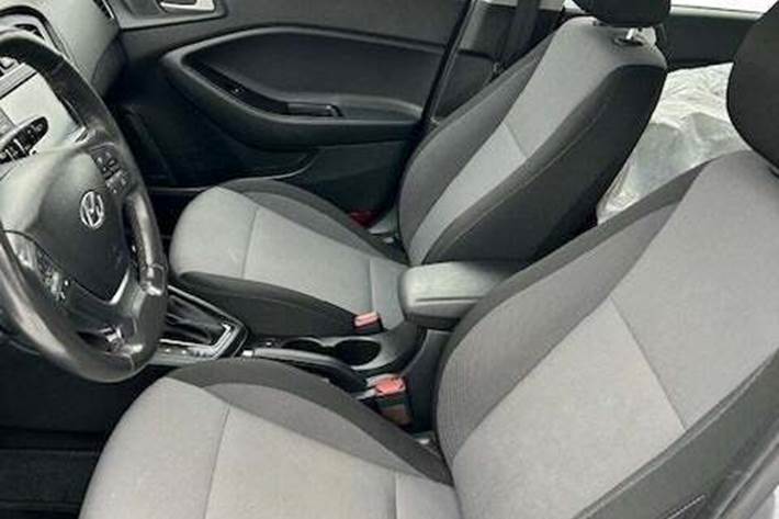 Grå Hyundai i20 fra 2020