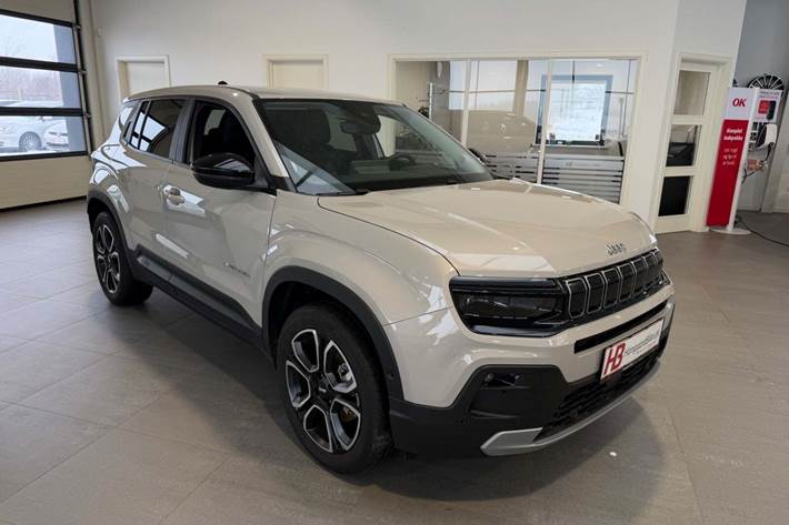 Beige Jeep Avenger fra 2025 set udefra