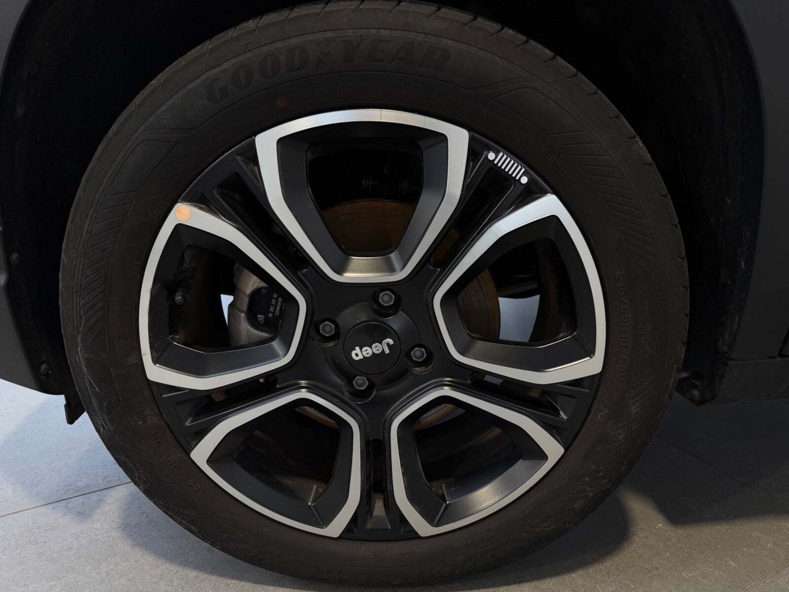 Beige Jeep Avenger fra 2025