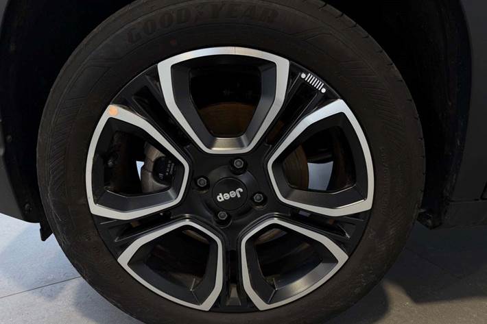 Beige Jeep Avenger fra 2025