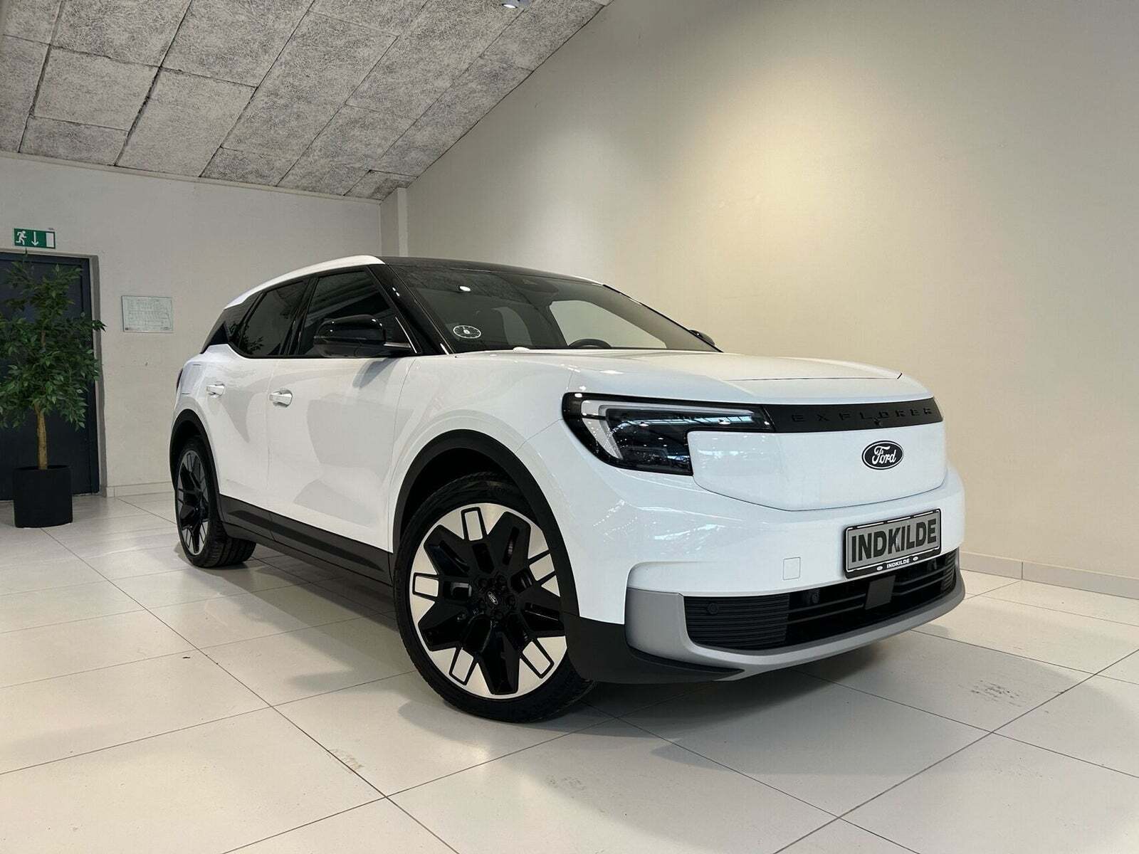 Ford Explorer 77 Premium Extended Range