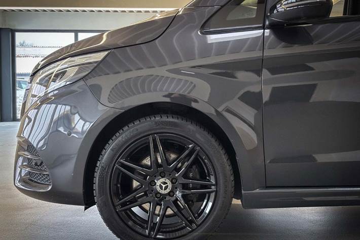 Grå Mercedes V300 d fra 2021