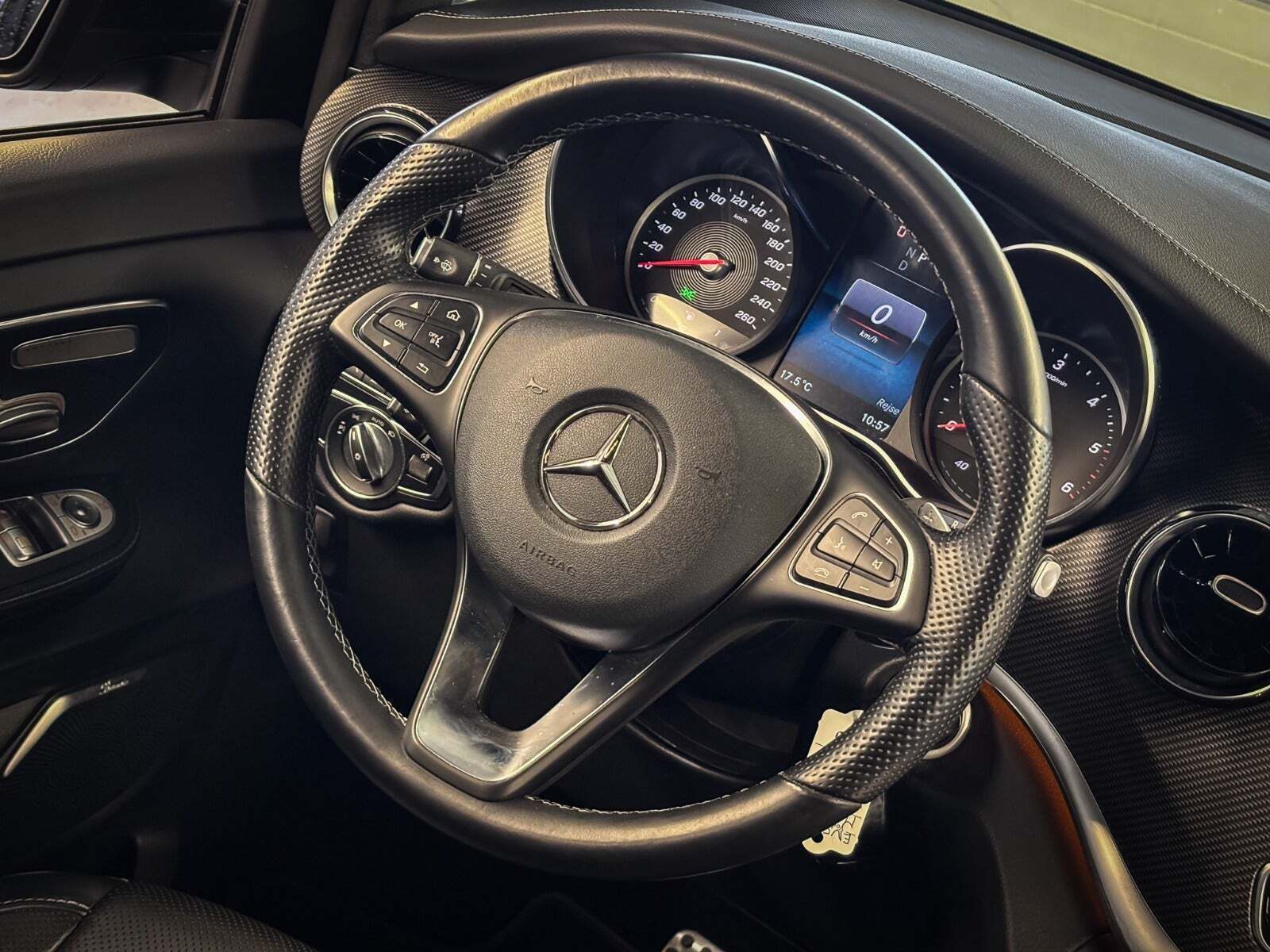 Grå Mercedes V300 d fra 2021