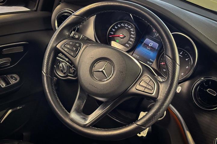 Grå Mercedes V300 d fra 2021