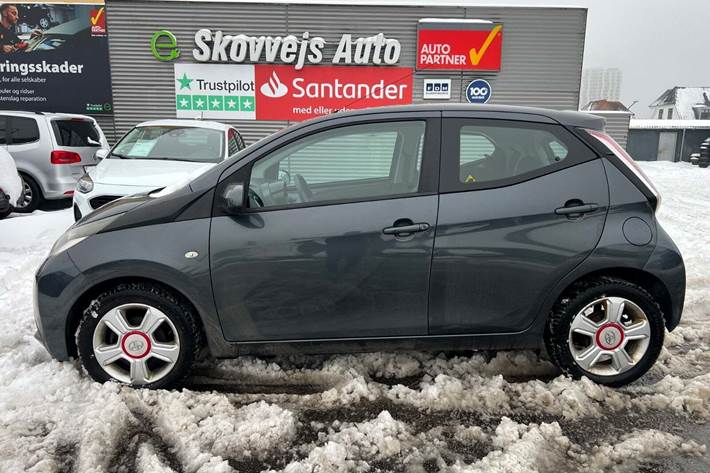 Grå Toyota Aygo fra 2015
