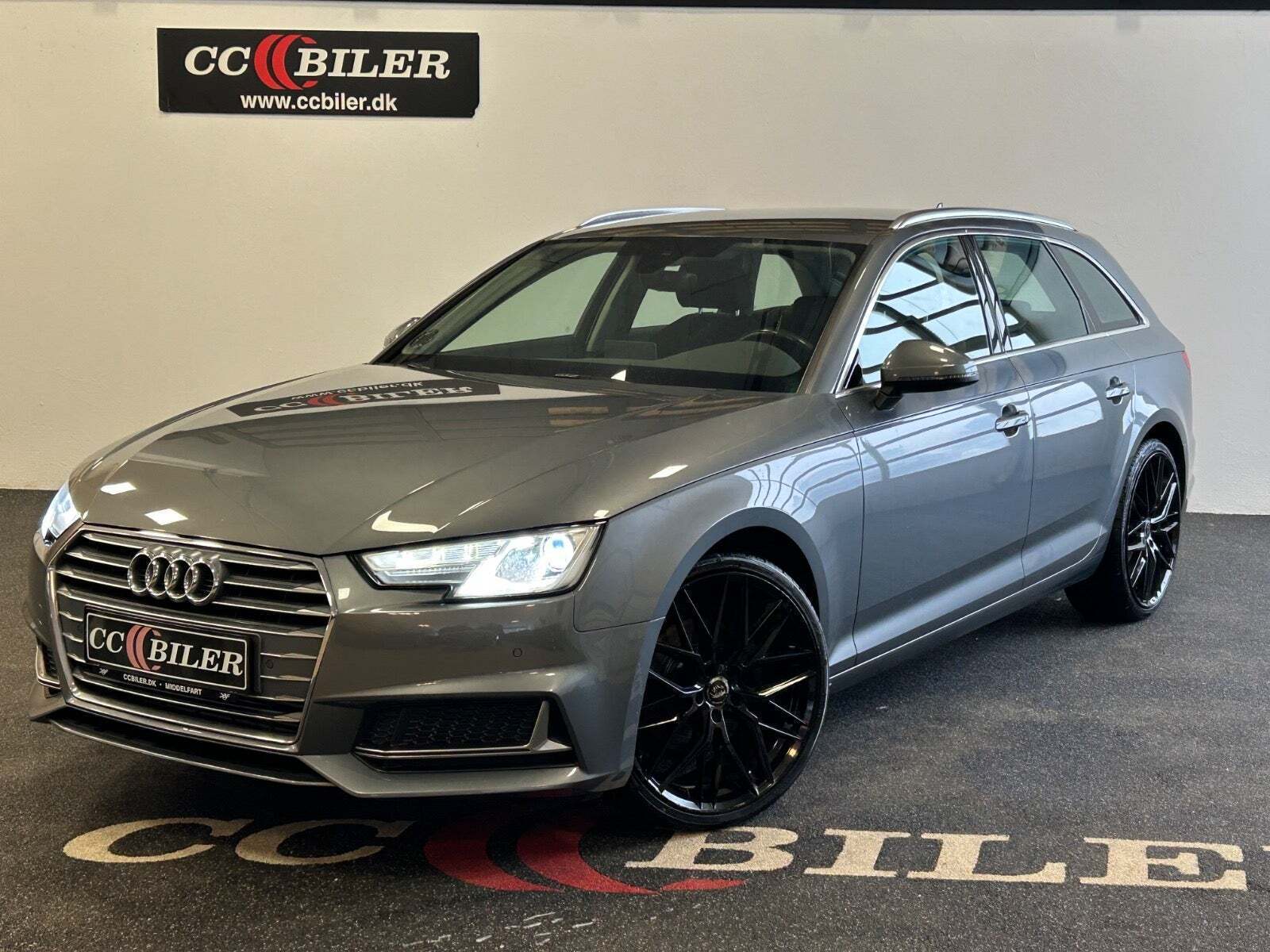 Grå Audi A4 fra 2019 set udefra