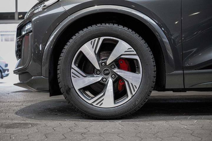 Grå Audi Q6 e-tron fra 2024