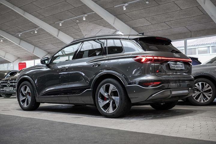 Grå Audi Q6 e-tron fra 2024