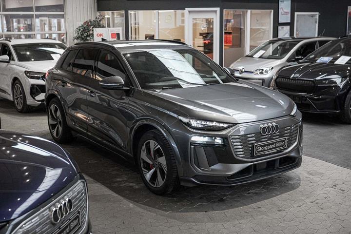 Grå Audi Q6 e-tron fra 2024