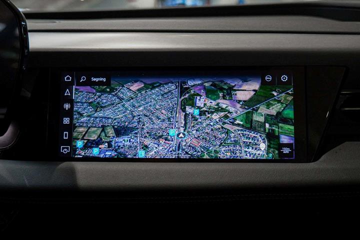 Grå Audi Q6 e-tron fra 2024
