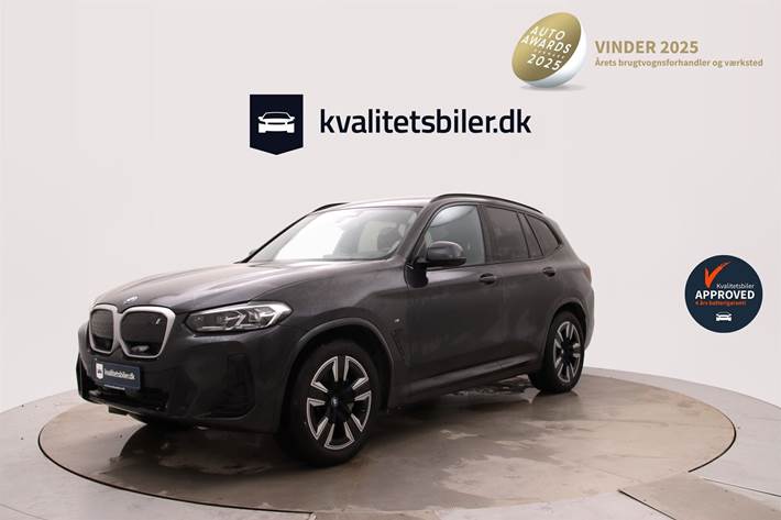 Grå BMW iX3 fra 2023 set udefra