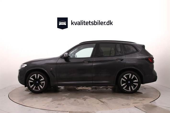 Grå BMW iX3 fra 2023