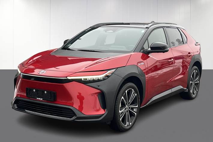Rød Toyota BZ4X fra 2023 set udefra