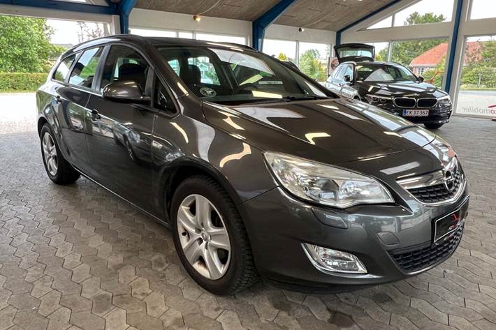 Grå Opel Astra fra 2011 set udefra