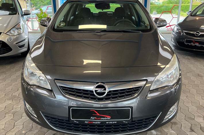 Grå Opel Astra fra 2011