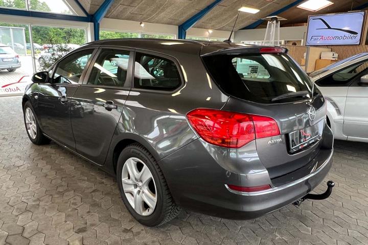 Grå Opel Astra fra 2011