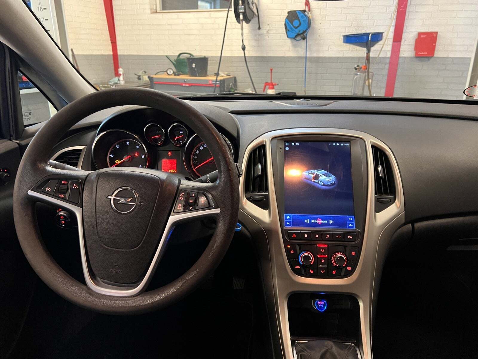 Grå Opel Astra fra 2011