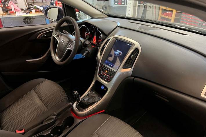 Grå Opel Astra fra 2011